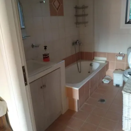 Semesterbostad Kaboli Rooms-pefki *